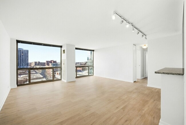 Building Photo - 4343 N Clarendon Ave