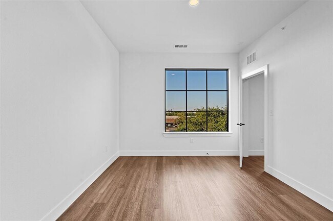 Building Photo - 4315 S Congress Ave