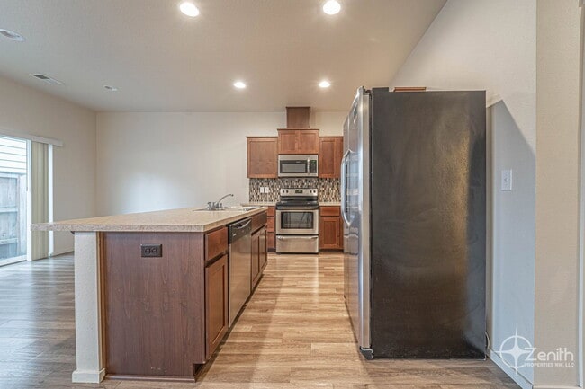 Building Photo - 1400 NE 85th Way