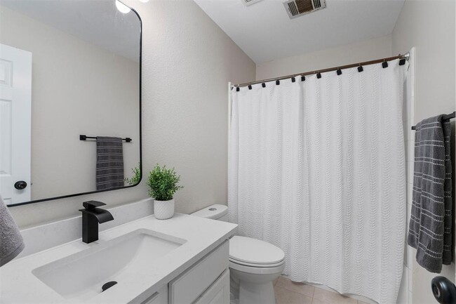 Building Photo - 1601 Briar Hill Dr