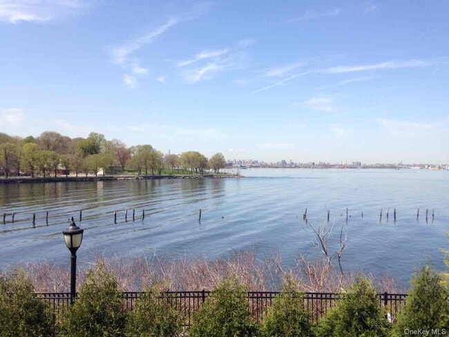 Building Photo - 3-37B Park Cres