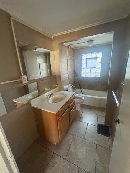 Building Photo - 1453 E Clay St