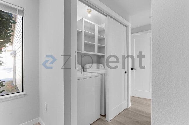 Building Photo - Unit B7