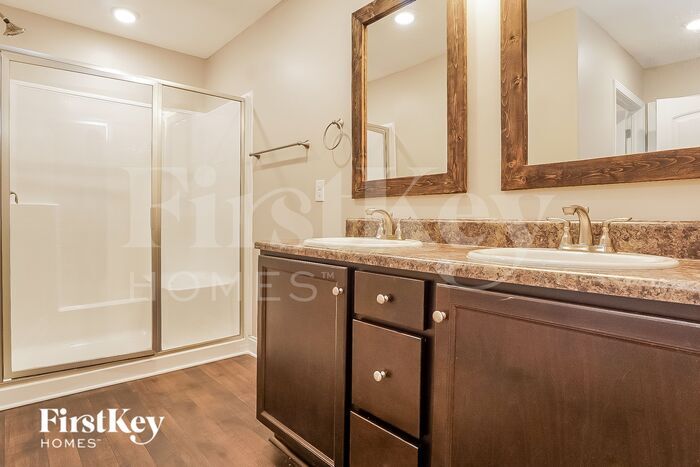 Building Photo - 2043 Village Ridge Cir