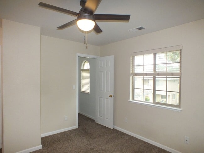 Building Photo - Cameron Park 2/1.5 townhouse style apt