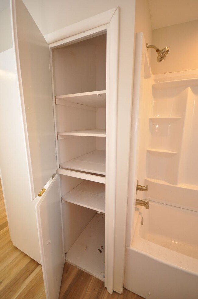 Building Photo - House in Benton City Limits