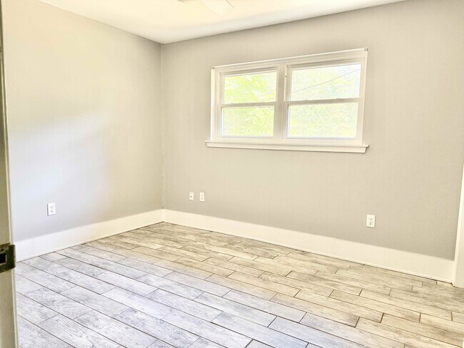 Building Photo - 735 Westbrook Dr