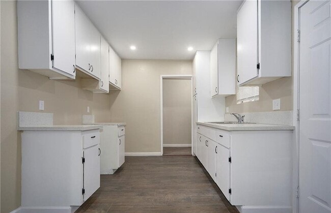 Building Photo - AVAILABLE NOW! LOVELY Remodeled 2 Bedroom ...