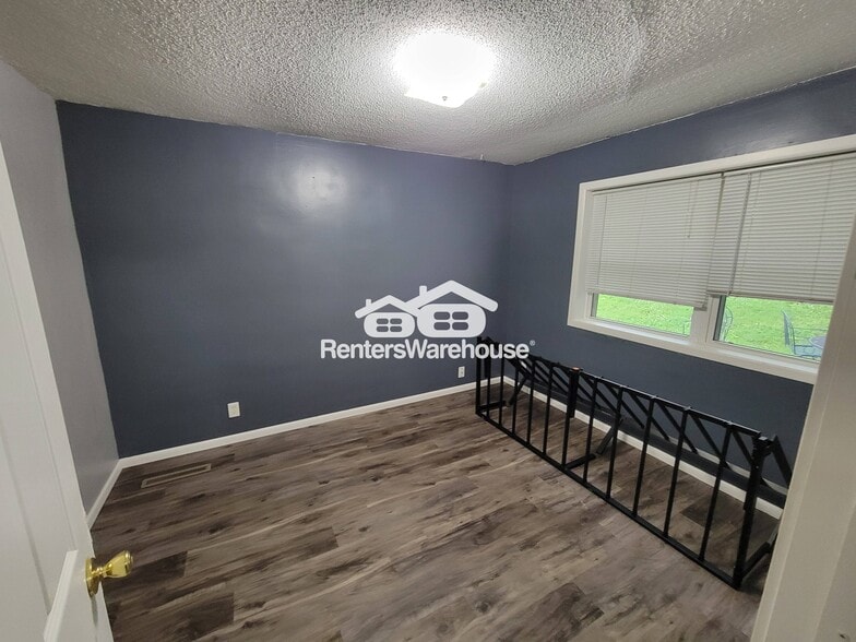 Building Photo - 9375 Country Dr