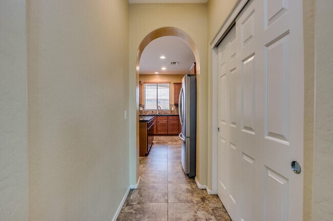 Building Photo - GREAT LOCATION!  Fabulous move-in ready 5 bed /3 bath home in south Tempe