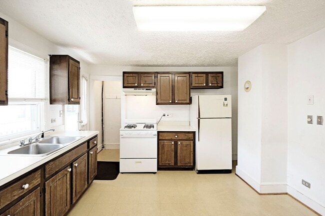 Building Photo - Charming Woolen Mills Home Near Meade Park