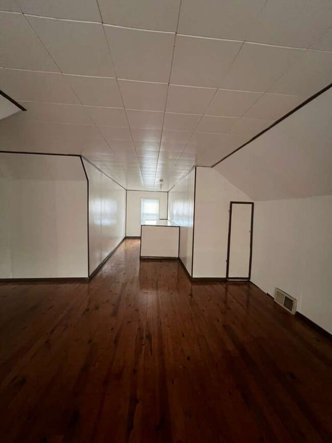 Building Photo - A Single family home with Garage in Garfie...