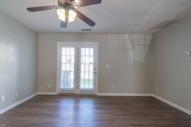 Building Photo - Townhome in a great location!
