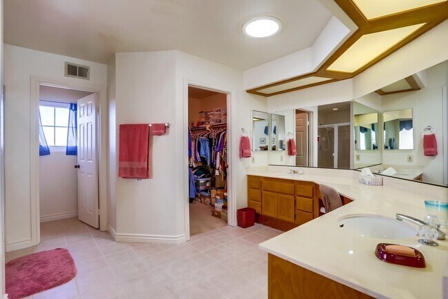 Building Photo - Spacious 4 Bedroom Shadowridge Home Available May 1st