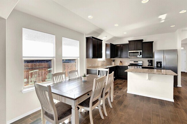 Building Photo - 116 Alba Ave