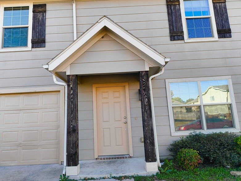 Building Photo - 1540 Chama Dr