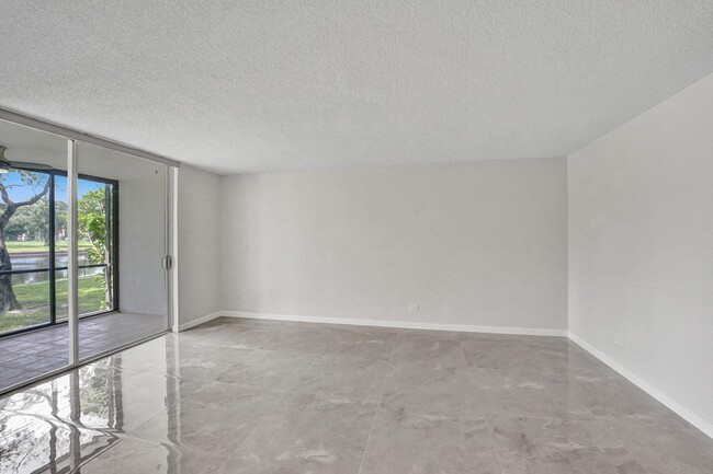 Building Photo - 3750 Inverrary Dr