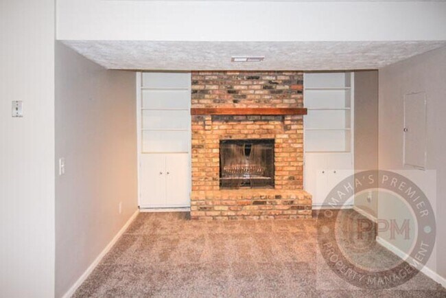 Building Photo - 3 Bedroom 1.5 Bathroom Home Located Minutes from Westroads Mall