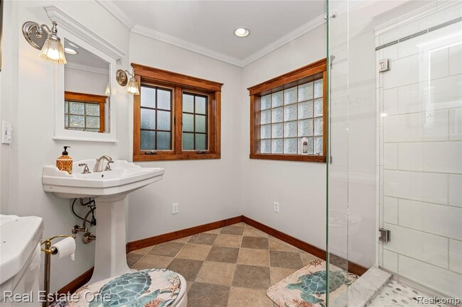 Building Photo - 2739 Lakeridge Ave