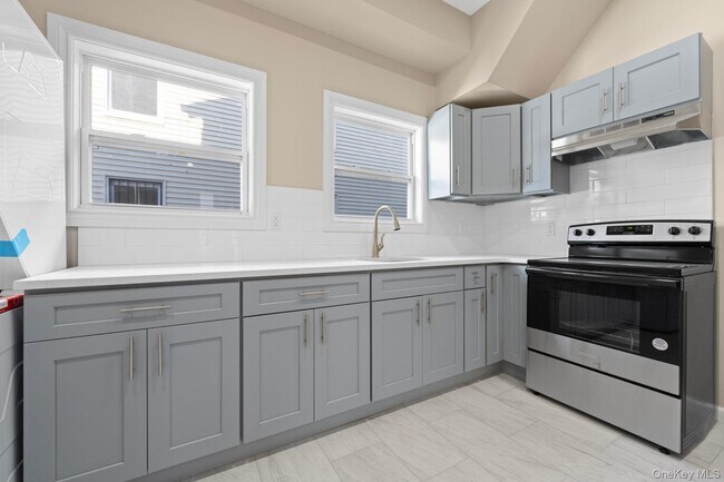 Building Photo - 460 S 6th Ave