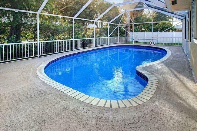 Building Photo - 120 E Park Ln