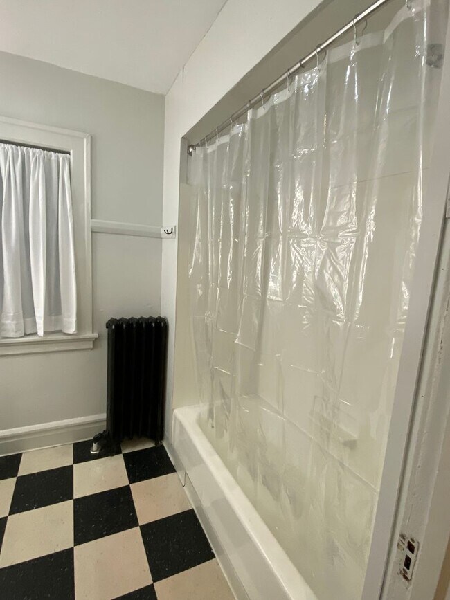 Building Photo - 2016-2018 E 6th Street