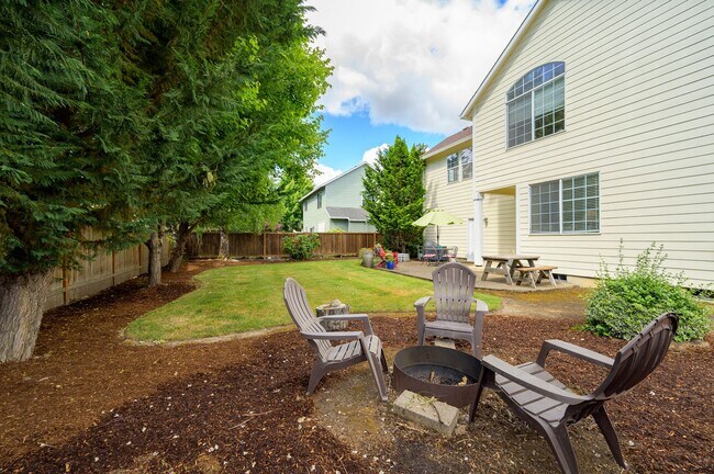 Building Photo - Large 3 Bed, 2.5 Bath Home in McMinnville-...