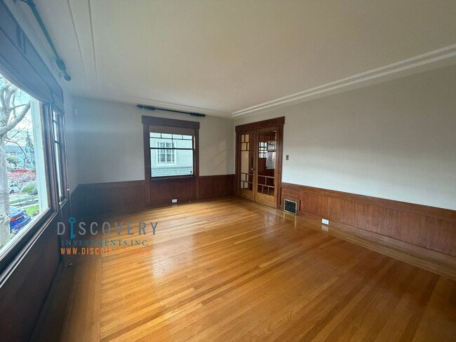 Building Photo - Lakeshore Craftsman with Detached Cottage and Versatile Bonus Rooms