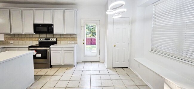 Building Photo - Amazing 4 b+2.5b Single family