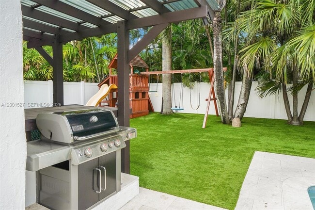 Building Photo - 5237 La Gorce Dr