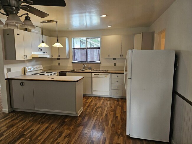 Building Photo - Charming 4Bed/2Bath Home in the Heart of Rainier! Available 6/10/26
