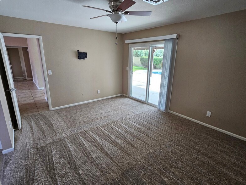 Building Photo - 4945 E Fox St