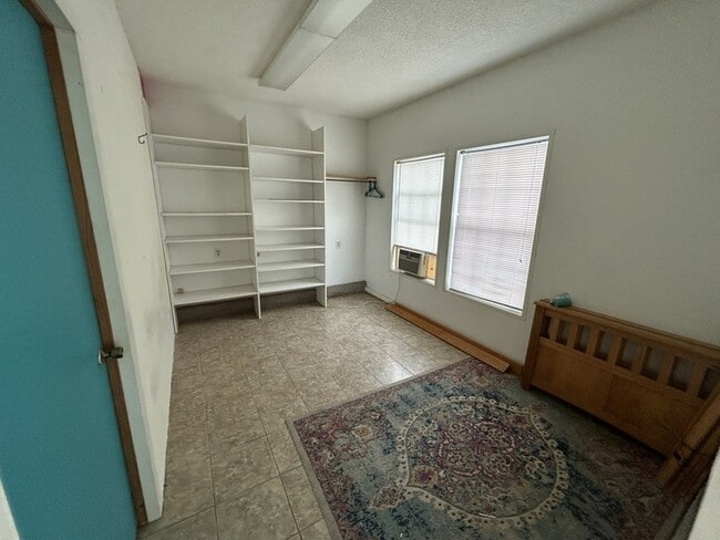 Building Photo - 955 N Curtis Ave