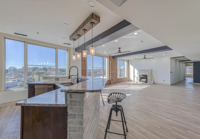 Building Photo - Fabulous 4/3.5 Loft with PANORAMIC Views o...