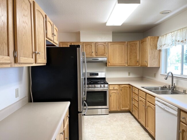 Building Photo - Centrally Located 3 Bedroom Duplex in Windsor with a Single Car Garage!