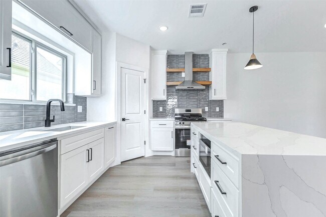 Building Photo - 5640 Dolores St