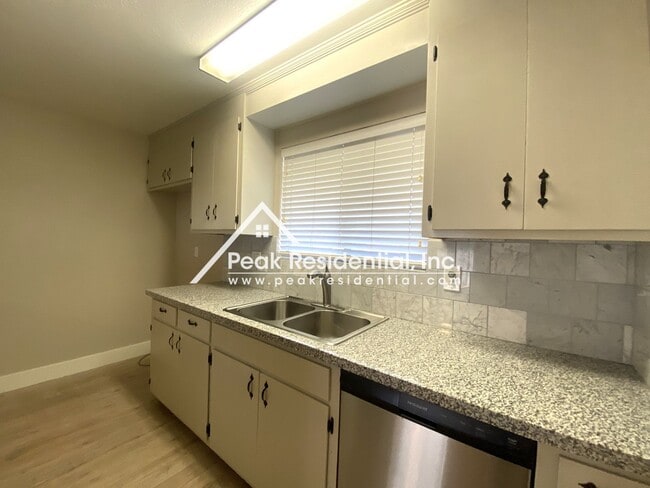 Building Photo - Charming 3 bd/2 ba Orangevale Home with RV...
