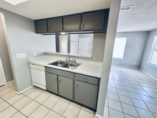 Building Photo - 5305 Woodland Oaks Ct