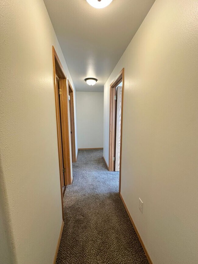 Building Photo - 4 Bedroom 3 Bathroom Home with Attached Garage, AC, and 2 Separate Living Areas!