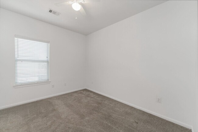 Building Photo - Space, Style & Convenience in Houston