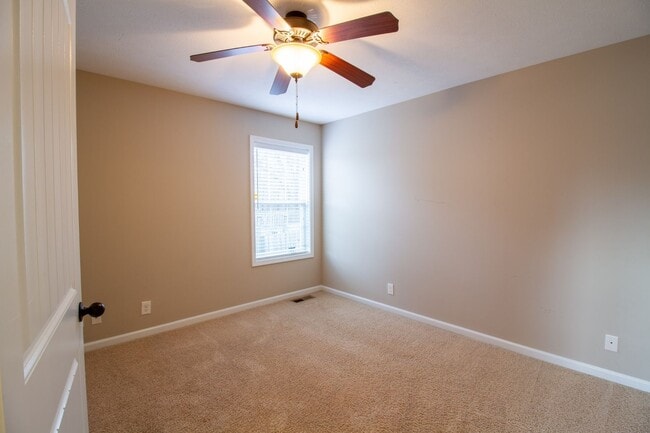 Building Photo - Fresh and Clean 3/2 with BONUS room and fenced yard.  Go.