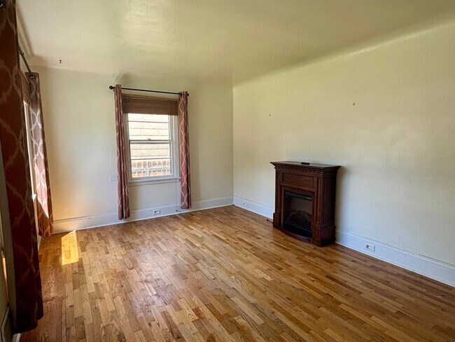 Building Photo - 3 bedroom 2 bath home centrally located!