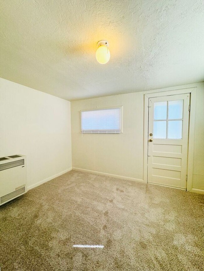 Building Photo - Cute 1 Bedroom, 1 Bathroom Unit Moments Away from CSU