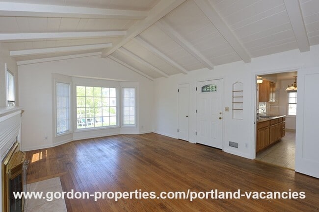 Building Photo - SE 57th Ave - 5 bedroom home with fireplac...