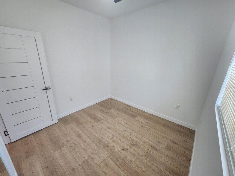 Building Photo - 10940 Oxnard St