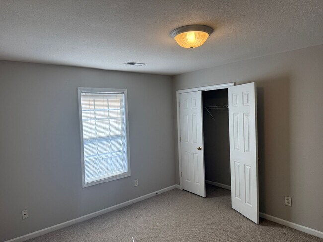 Building Photo - Well Maintained home in North Charlotte!