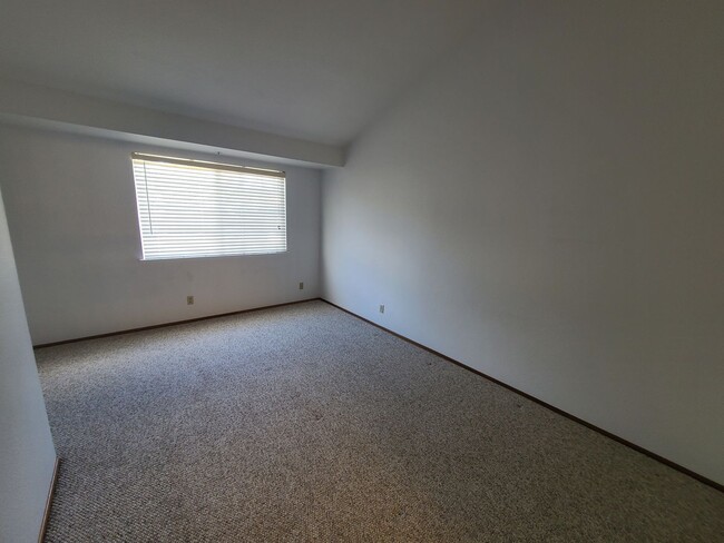 Building Photo - Charming 2 Bedroom Townhouse in Castro Val...