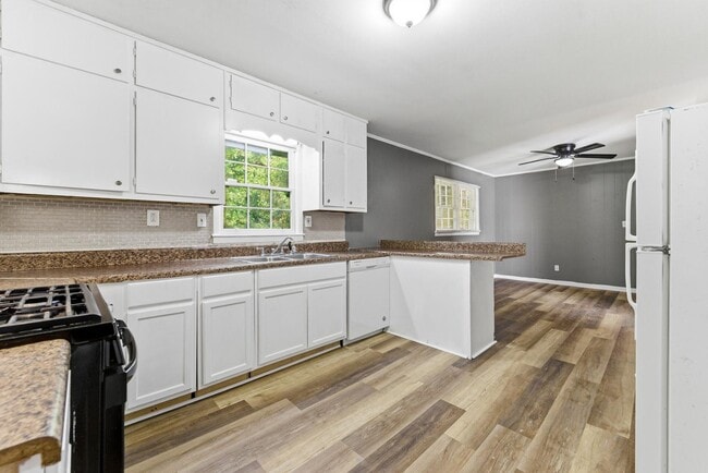 Building Photo - 1961 Valley Ridge Dr SW