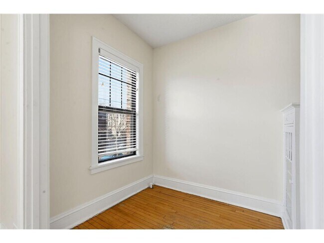 Building Photo - 220 E 19th St