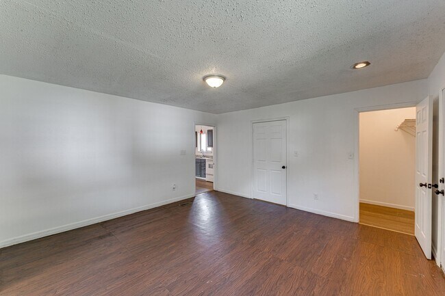 Building Photo - 1010 N Hickory St